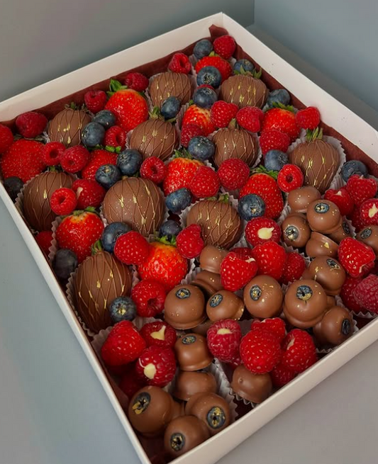 Luxury Delight Box – Fresh fruit &amp; fine chocolates