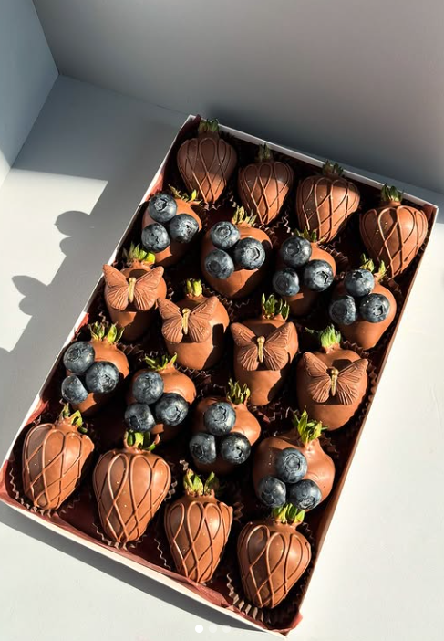 Signature Box – Chocolate-Covered Strawberries &amp; Blueberries